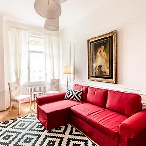  Apartamento Golden Esthetic With Red Sofa Hungría